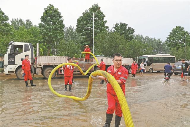 辽河油田救援队在受灾小区进行排涝工作。.jpg