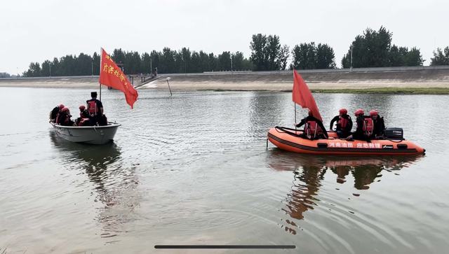 1692588513577529.jpg 抢险队员开展水上搜救救援.jpg