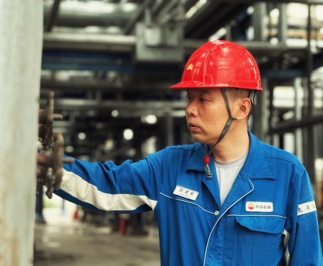 1693188266130729.jpg 装置现场检查的张建新 (1).jpg