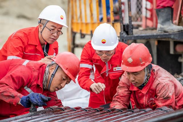 1694399412910539.jpg 截至8月31日,新疆风城油田作业区待修井数量降至84口,已实现连续14天保持80口左右低位运行,创作业区历年新低。.jpg