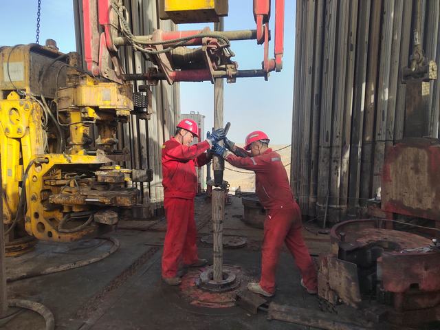 1695019265611067.jpg 90020队内外钳工下钻扶正钻杆对扣 (1).jpg