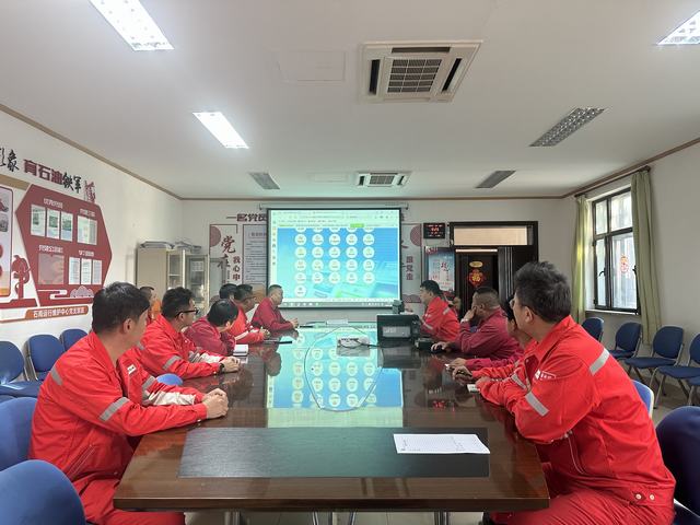 新疆陆梁油田作业区数字化赋能 让班组管理插上信息化“翅膀”.JPG