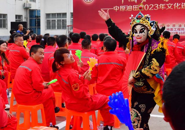 《变脸》近距离互动增乐趣 (4).JPG