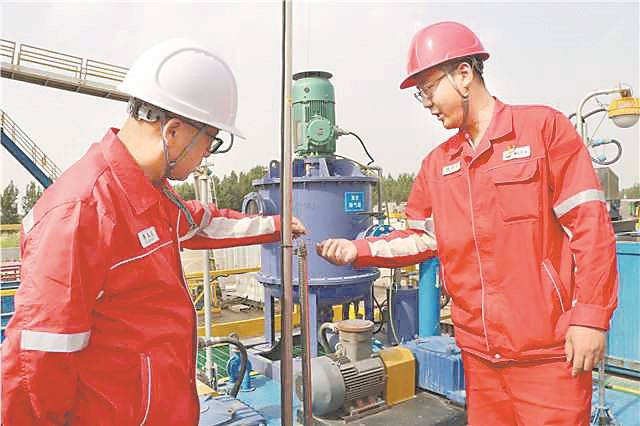 项目部经理检查泥浆罐泥浆池液位监测仪标尺使用情况。赵娜 摄.jpg