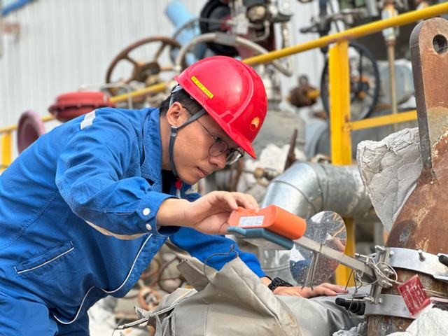 图说：克拉玛依石化公司炼油第三联合车间技术人员现场查看II套高压加氢装置一处管线在线测厚点  （杨玲  摄） (1).jpg