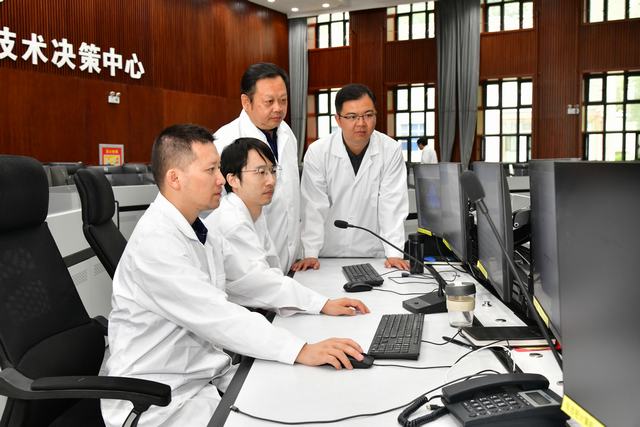 2023.10.24（投中国石油摄影报） 新疆油田水平井压裂远程监测系统上线应用提效又降本.JPG