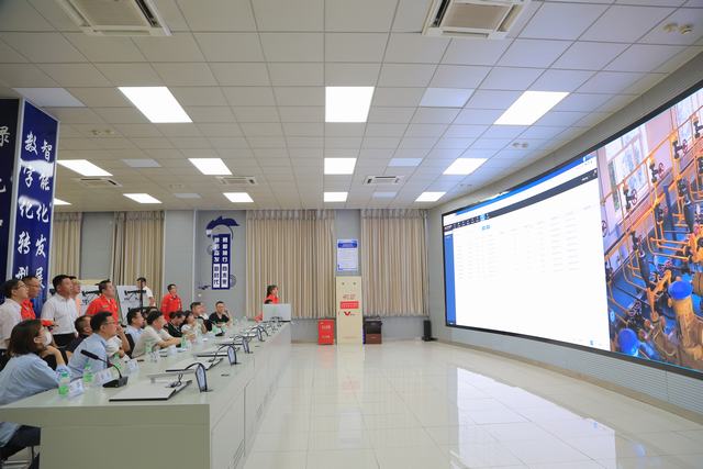 图为专家们认真评审.JPG