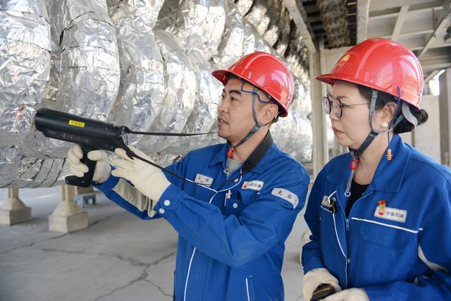 装置工程师马瑞正在对加热炉“猪尾管”进行测温（丁恬甜 摄）.JPG