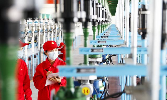 采油一厂第八作业区试验三集输班断西2号注入站员工正在对注入井配注牌进行校对。  许书晨摄.JPG