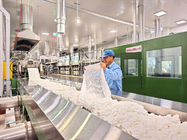 中国石化仪征化纤合纤二部员工在查看产品质量.jpg
