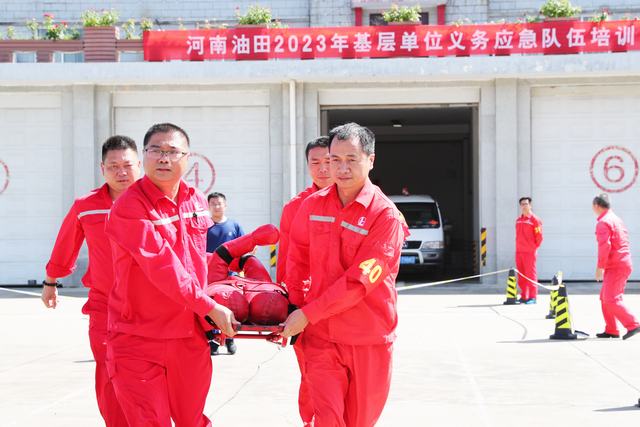 河南油田应急救援中心组织对班站员工开展义务应急培训，模拟抢救受伤人员。-石海波摄 (2).JPG