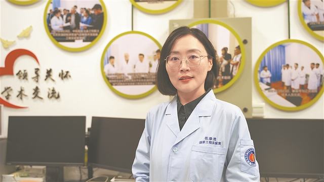杨伟伟在实验室。.jpg