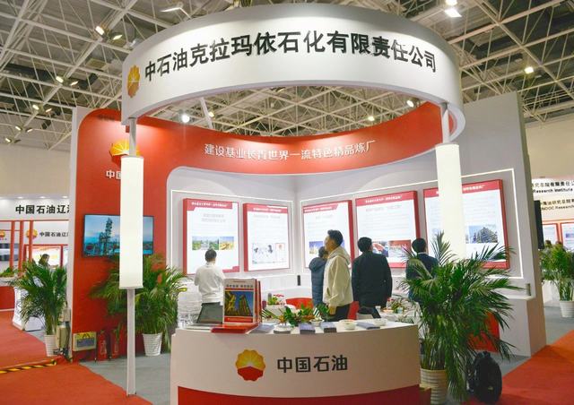克石化特色产品展台（米尔夏提·尼加提 摄）.jpg