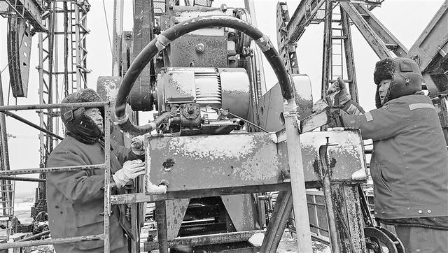 图为一线员工冒着风雪严寒处理油井故障。 苏斌 丁昱 摄影报道e.jpg