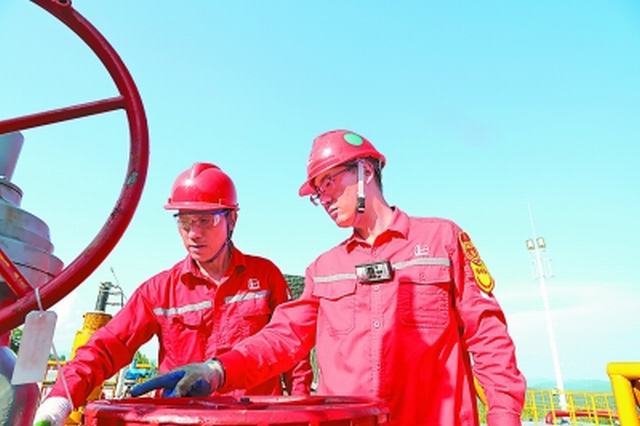 1703560719210149.jpg 徐和先(右)在元坝205-3单井站对设备进行保养。.jpg