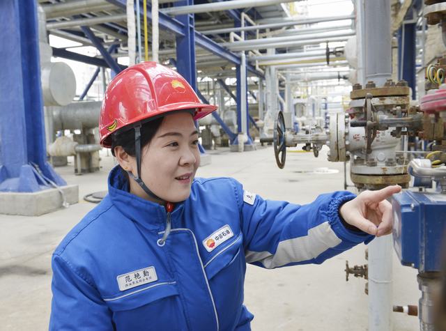 范艳勤正在巡检（丁恬甜 摄）.jpg