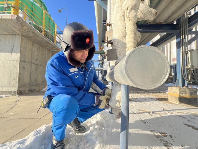 关键设备防冻检查（郑倩 摄）.jpg