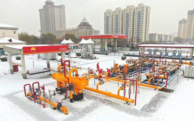 图为员工清理设备积雪，确保供气设备运行平稳。.jpg