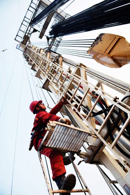 图为员工进入二层平台作业。姜浩然 王立霞 摄影报道.jpg