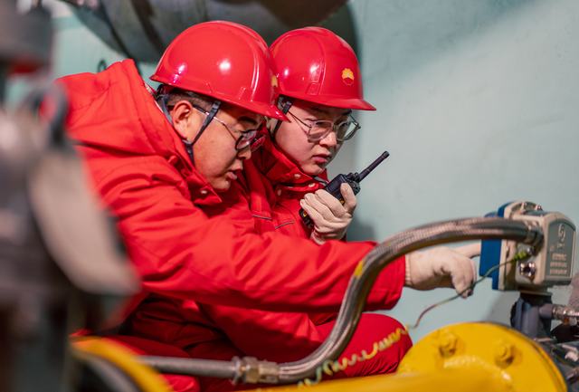1111李晓华站员工巡检看流量参数.jpg