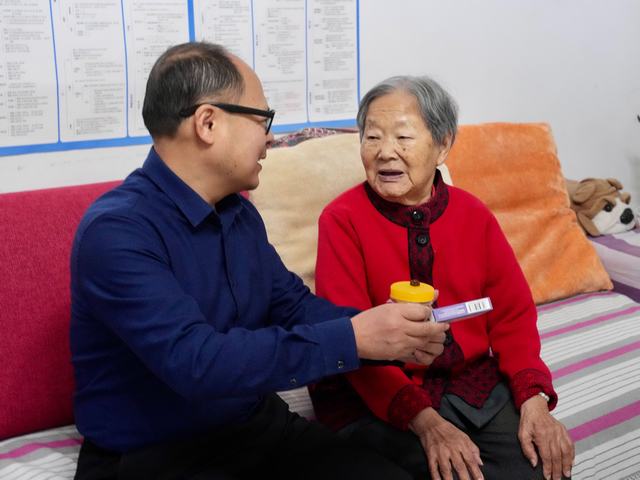 刘长语看望老人（克拉玛依日报社全媒体记者 崔文娟 摄）.jpg