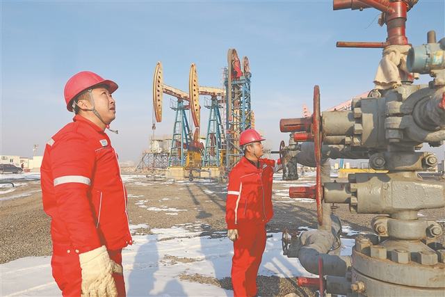 图为1月29日，在冀东油田南71-11井，陆上作业区第二工区岗位员工正在进行日常安全巡查，以确保油井正常运行。.jpg