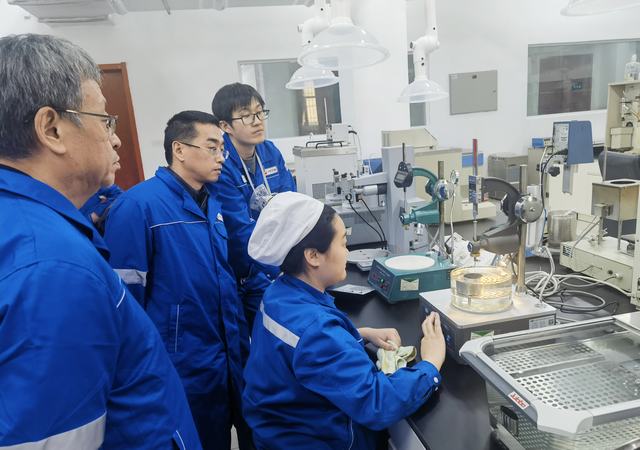 专家组现场抽检沥青分析（焦志锋 摄）.jpg