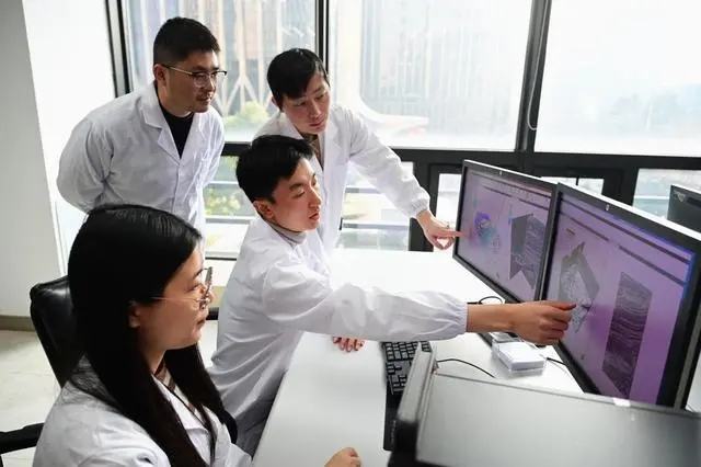 中国石化科研人员正在进行丁页11井储层预测.webp.jpg