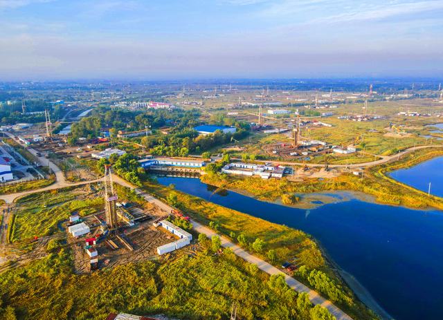 采油一厂南一区钻井现场。王延路摄.jpg
