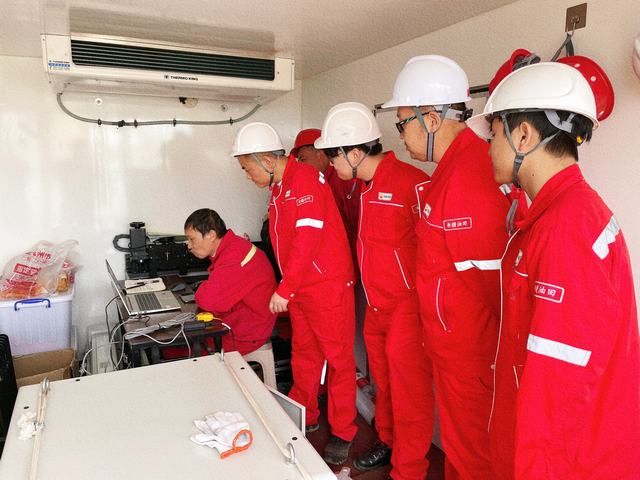 新疆陆梁油田作业区压舱石工程首轮产能井顺利完钻1.JPG