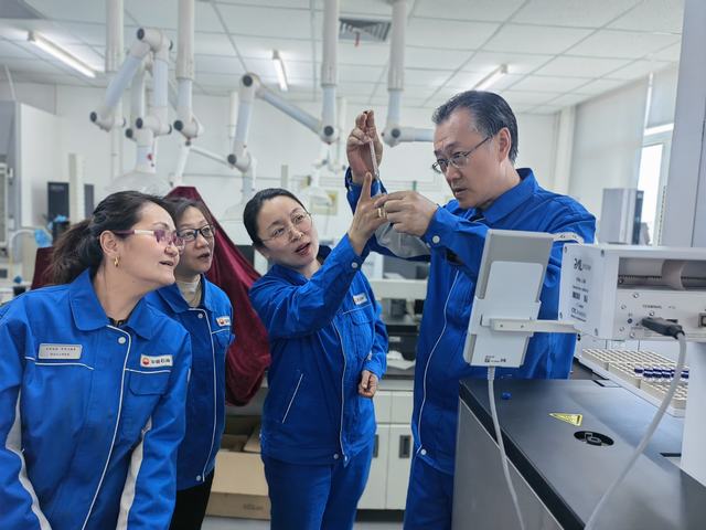 克石化研究院科研人员正在实验室分析探讨产品性能（丁恬甜摄影）.jpg
