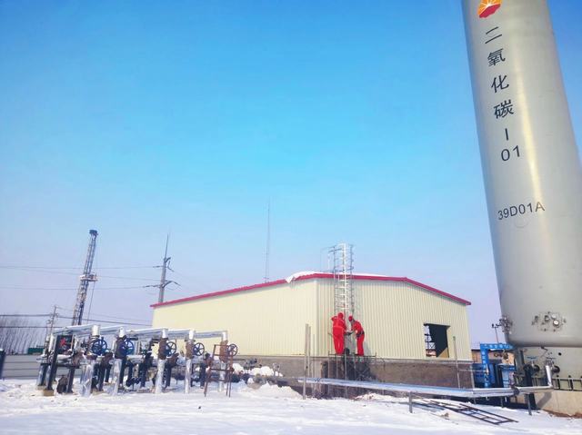 华北油田八里西CCUS项目正在进行先导试验站注入泵房施工。刘明.jpg