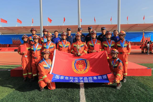 图为大庆油田队夺得大赛团体第一.jpg