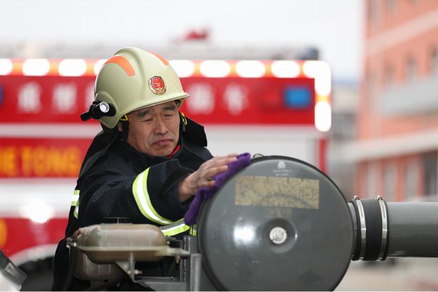图为黄城江擦拭器材装备.jpg