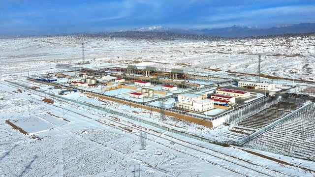 克深处理站为西气东输下游源源不断送去优质天然气——摄影：陈士兵.jpg