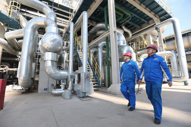 炼油一部员工在进行设备稳定运行检查。.JPG