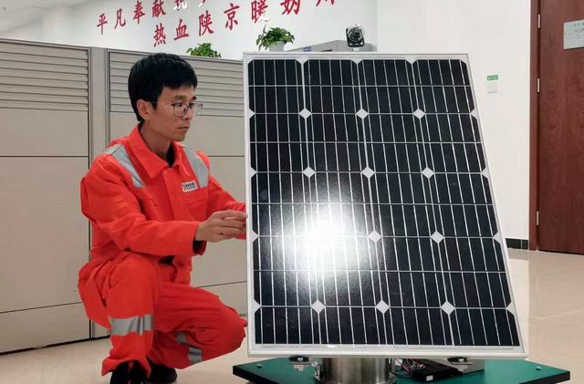 刘黎宁在进行太阳能追光装置的技术探索。.jpg