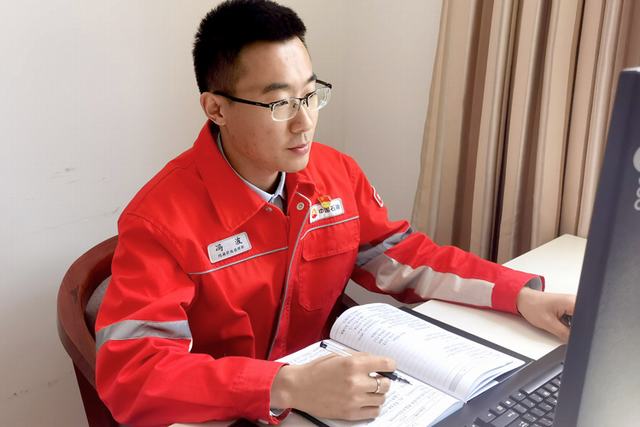 图为：冯波 在工作中（侯红丽摄）.jpg