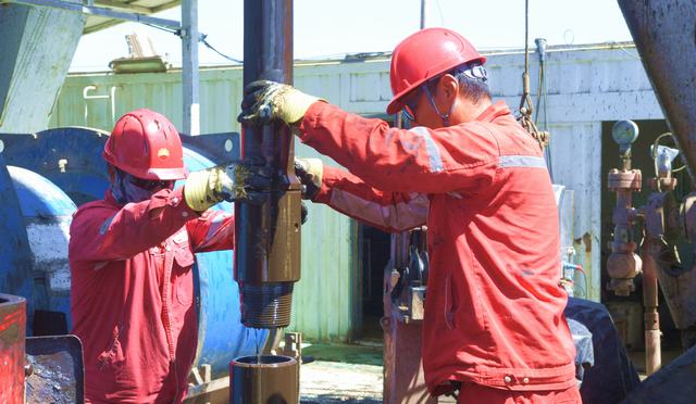 2024年6月27日，准东钻井公司XD70503钻井队石油工人冒着高温正在钻井现场下钻施工作业-_8877.JPG