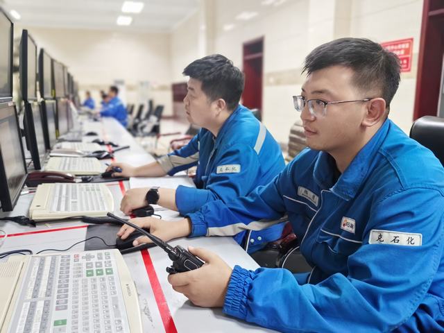 陈勇（前）正在查看流程参数（丁恬甜 摄）.jpg