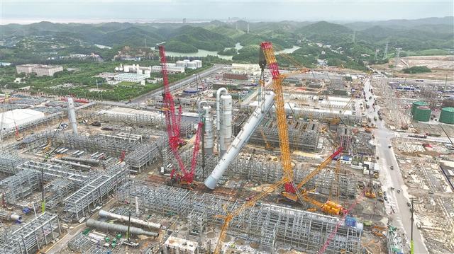 广西石化转型升级项目最大最重塔器就位.jpg