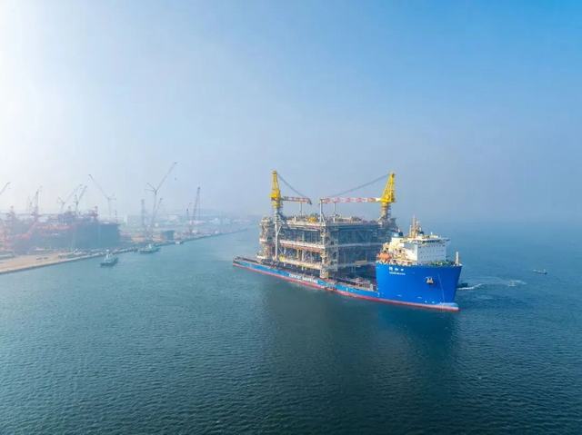 我国建造的最大国际海洋油气平台完工交付.jpg
