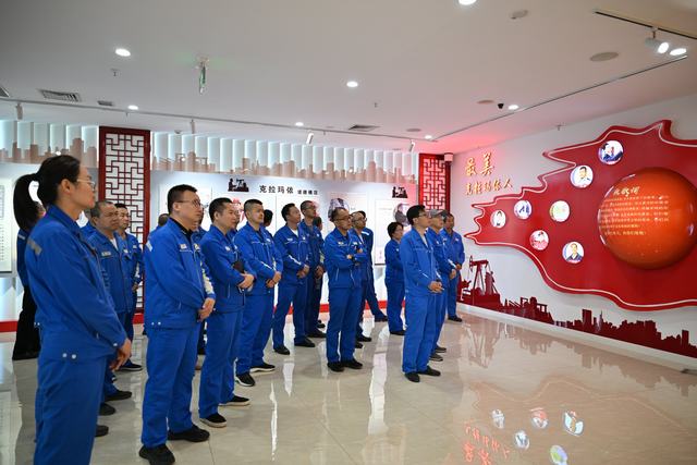 参观廉政展馆（金玲摄）.jpg