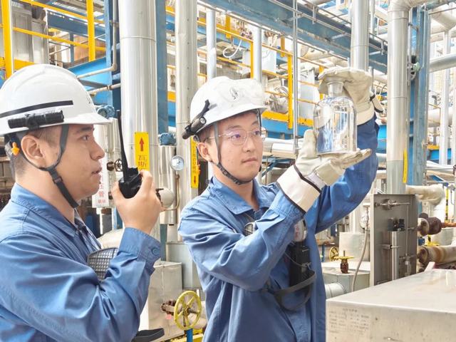中国石化HVI Ⅲ类4cst润滑油基础油首次出口.jpg