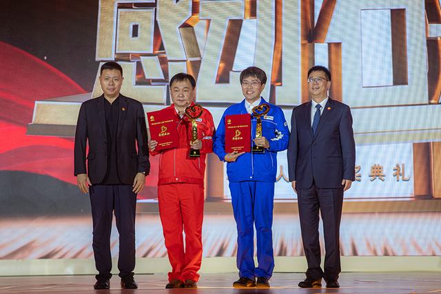 图为李裕杰（左二）获“第二届感动石油”荣誉领奖现场.jpg