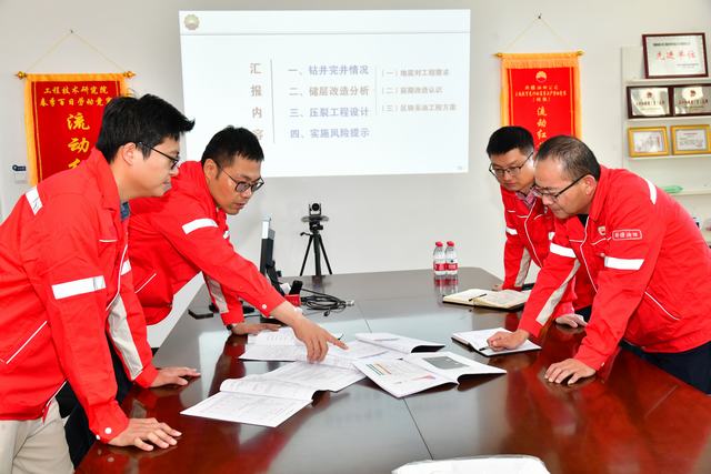 （2024.09.23）投中国石油摄影报 新疆油田百21井区三叠系油藏主力老区产能新井压后效果初显.JPG