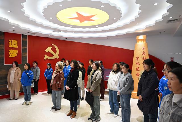 参观克拉玛依廉政教育馆（丁恬甜 摄）.jpg