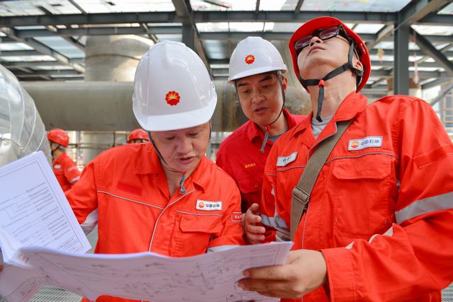 操作人员在建设工地开展三查四定并熟悉工艺流程3.jpg