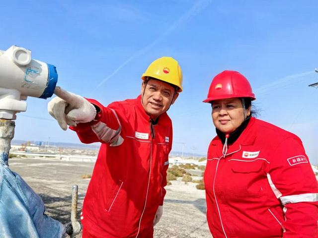 新疆油田重油公司玛湖8井区克843H井累产油量突破万吨.jpg