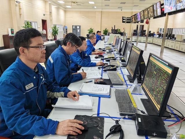 技术人员查看催化剂反应参数（丁恬甜 摄）.jpg